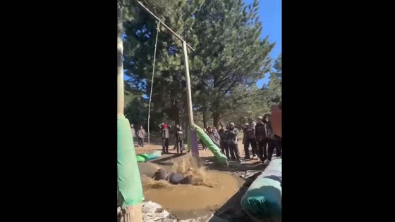 Person falls into puddle attempting swing over it in San Carlos de Bariloche