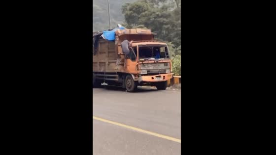 Terrifying moment: Fuso truck's uncontrolled roll-off on Bukittinggi highway