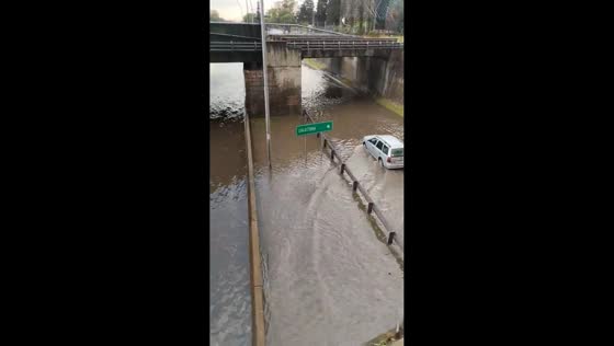 Heavy rain causes flooding and stranded vehicle in Buenos Aires, Argentina