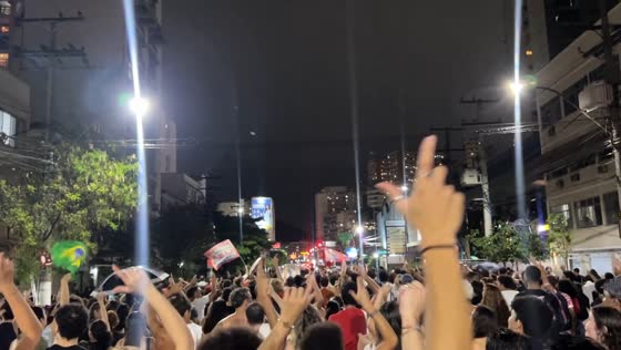 Large student-led demonstration draws crowd in Niterói, Brazil