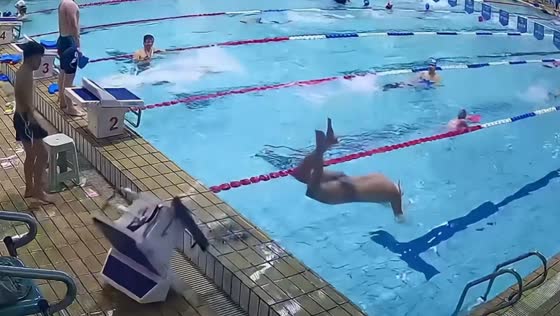 Swimmer loses balance during jump at pool in Zhejiang, China