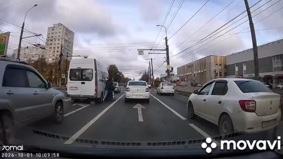 Motorcycle rider loses control and crashes into vehicles in Ivanovo, Russia