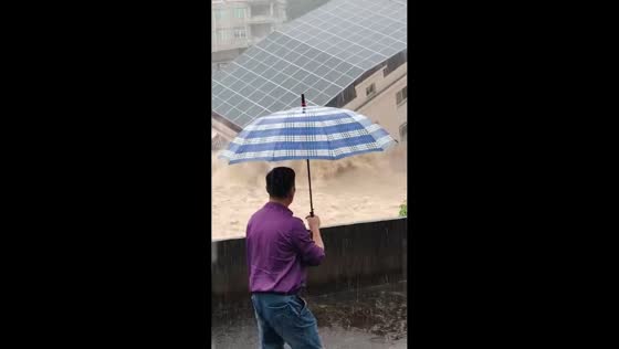 Powerful flash flood destroys three-story house in Xianyou, Fujian, China
