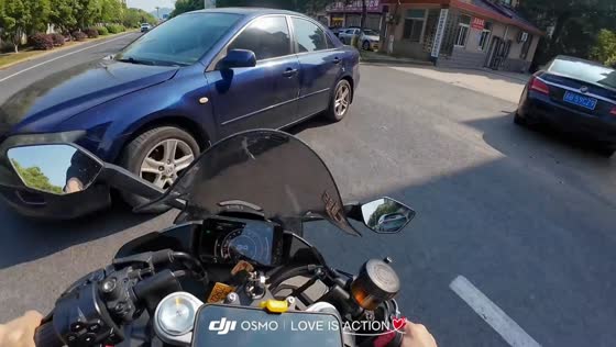 Motorcyclist crashes into car entering intersection in Jiangsu, China