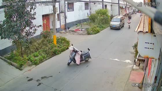 Unattended e-bike circles the road and interrupts traffic in Jiangsu, China