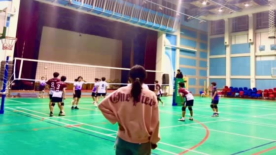Volleyball lands in basketball hoop during game in Zhejiang, China