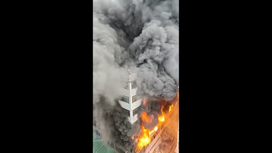 People trapped on rooftop as fire engulfs building in Fujian, China