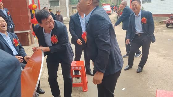 Man falls while reaching for box during table game in Shanxi, China