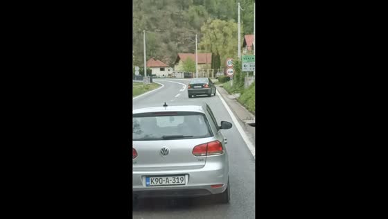 Misaligned Mercedes-Benz spotted “crab walking” down road in Živinice, Bosnia and Herzegovina