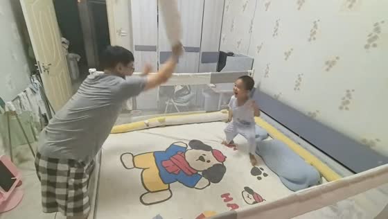 Adorable father and son pillow game in Heilongjiang, China