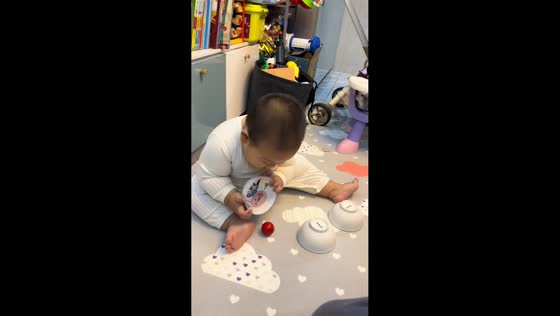Son successfully guesses ball in game with father in Liaoning, China