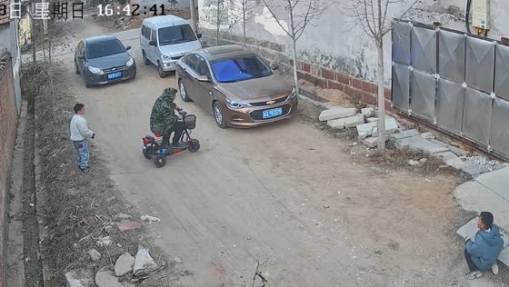 Child in Shandong struggles with tricycle until adult assists