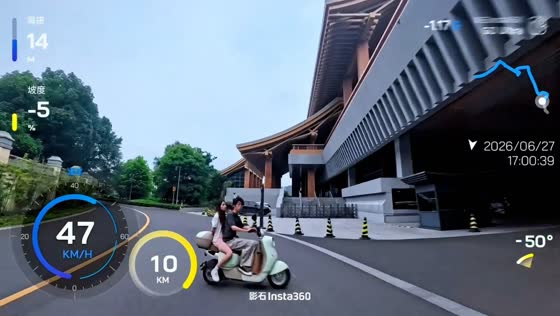 Cyclist and e-scooter collide at intersection in Inner Mongolia, China