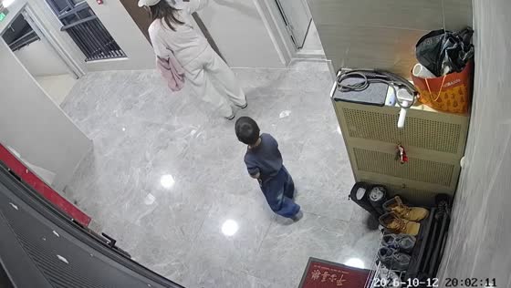 Little boy silently follows woman searching for him in Anhui, China