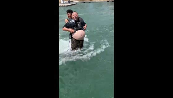 Man struggles to lift off on water flyboard in Guizhou, China
