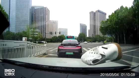 Motorcycle collides with scooter at intersection in Shaanxi, China