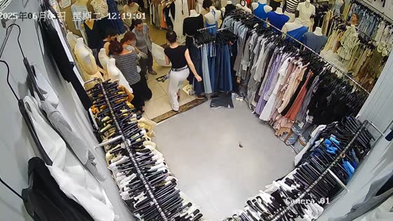 Mouse causes panic among group of women in Zhejiang, China