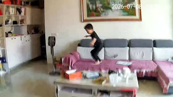 Young boy rushes to find mother as earthquake strikes Yibin, China