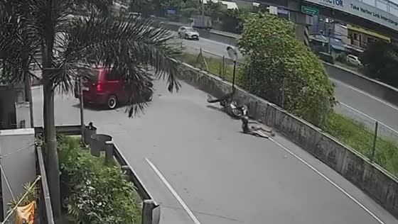 High-speed collision caught on CCTV in Valenzuela, Philippines