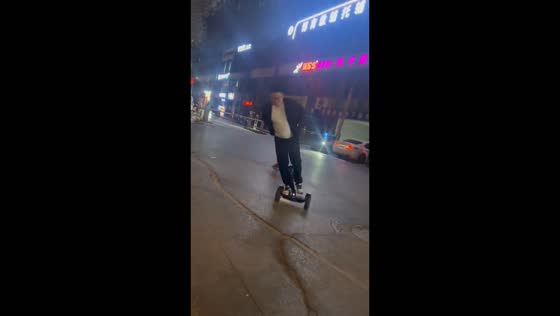 Man falls off Segway PT while showing off in Shaanxi, China