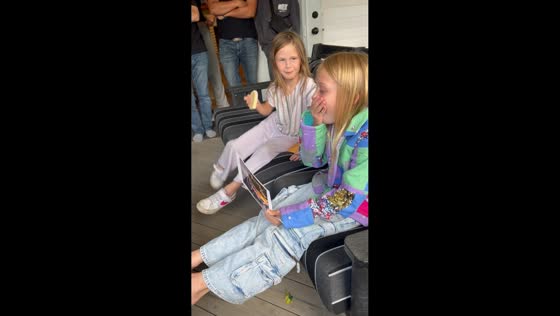 Daughter’s emotional reaction to Dolly Parton concert surprise in Alberta, Canada