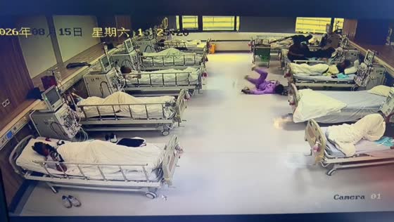 Nurse slips and falls while walking through hospital ward in Jiangsu, China
