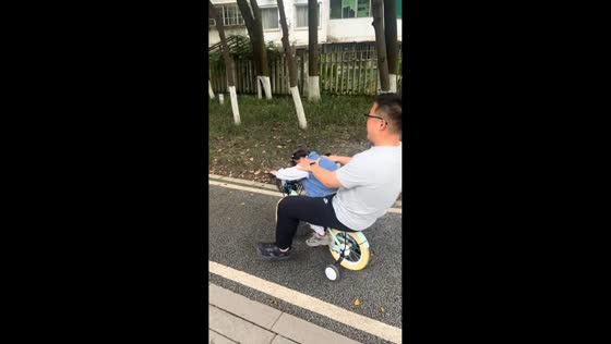 Bicycle mishap during father-daughter ride in Sichuan, China