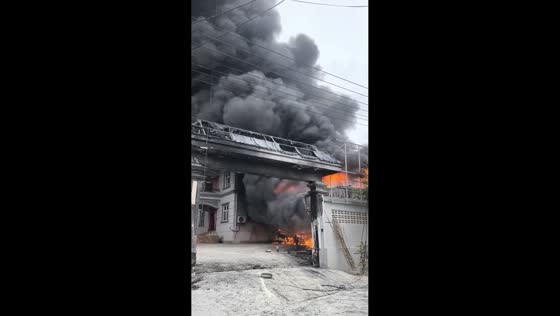 Massive building fire sends thick smoke billowing into sky in Yunnan, China