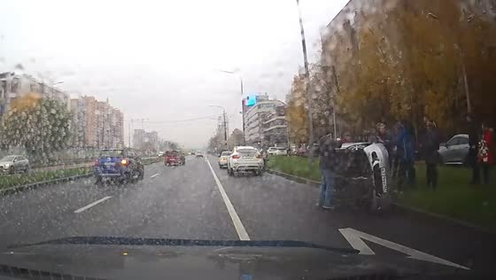 Turned right into the third row "BMW" overturned "Matiz"