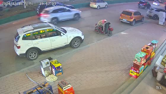 Woman caught stealing sugarcane in front of store in Hebei, China