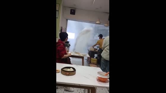 Severe storm strikes Chenzhou: local restaurant shuts down amidst heavy rain and wind