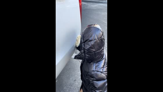 Little boy’s gloves freeze to the car in Heilongjiang, China