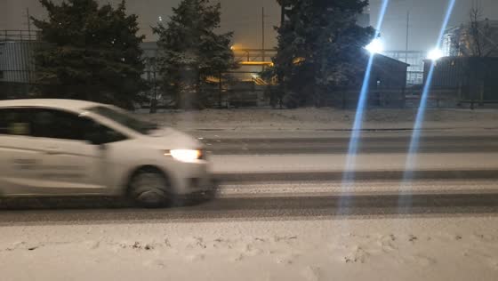 Heavy snowfall creates rapidly worsening road conditions in Toledo, Ohio, USA