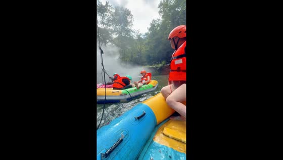 Person jumps into water after frog lands on nearby raft in Fujian, China