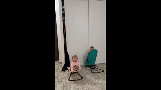 Twin babies share adorable rocking moment in Simferopol, Russia