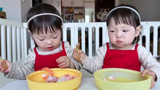 Toddler upset after sibling takes prawn during mealtime in Shandong, China