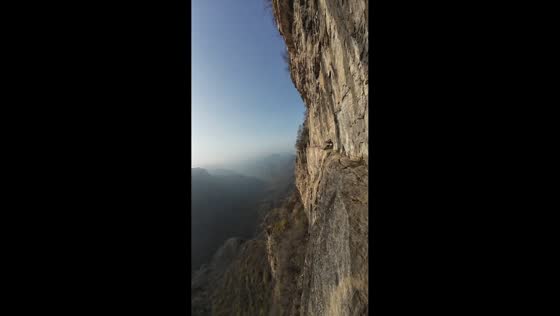Daring walk along cliff edge of “One Meter Cliff,” Hebei, China