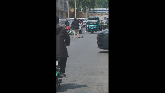 Woman falls while trying to stop tricycle from leaving after collision in Hebei, China