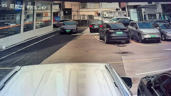 Tricycle narrowly avoids car in parking lot in Guangdong, China