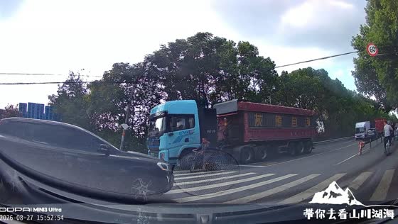 Three-wheeled cargo bike narrowly avoids truck at intersection in Zhejiang, China