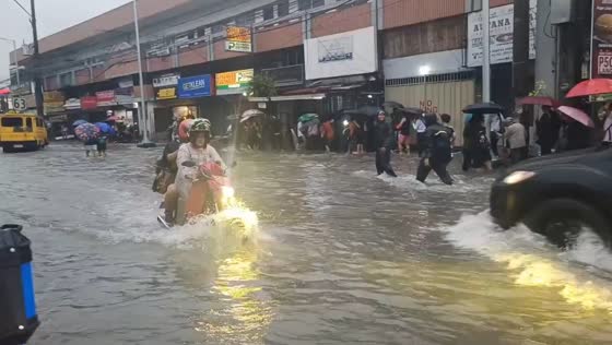 Flooding causes heavy Ttaffic in San Dionisio, Parañaque