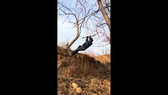Man fails to descend cliff using tree trunk in Henan, China