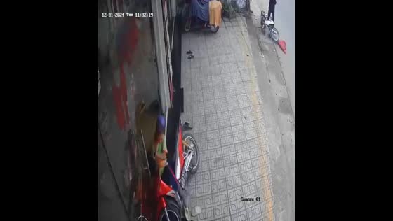 Motorcyclist crashes and falls into glass door in Hiep Phuoc, Dong Nai, Vietnam