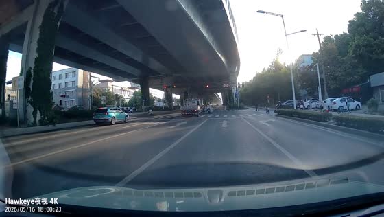 E-bike and truck collide at intersection after red-light violation in Jiangsu, China