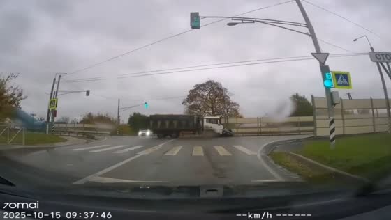 Truck runs red light and crashes into car at intersection in Oryol, Russia