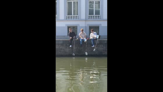 Friends use river to chill drinks with rope in Ghent, Belgium