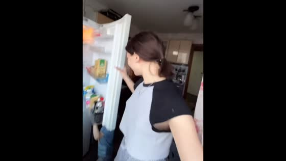 Child bumps into fridge during kitchen party in Kiselevsk, Russia
