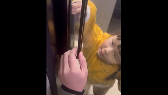 Child unlocks door after being passed through window in Sichuan