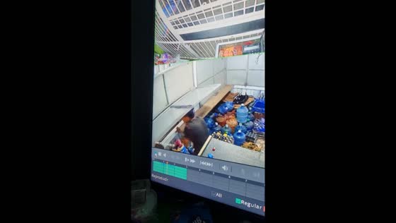 Shop door slips and hits person's head while closing in Tela