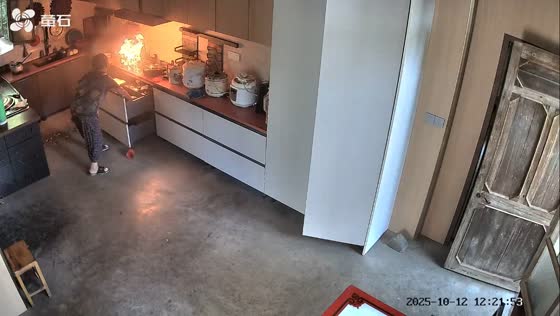 Woman calmly handles sudden kitchen fire in Zhejiang, China